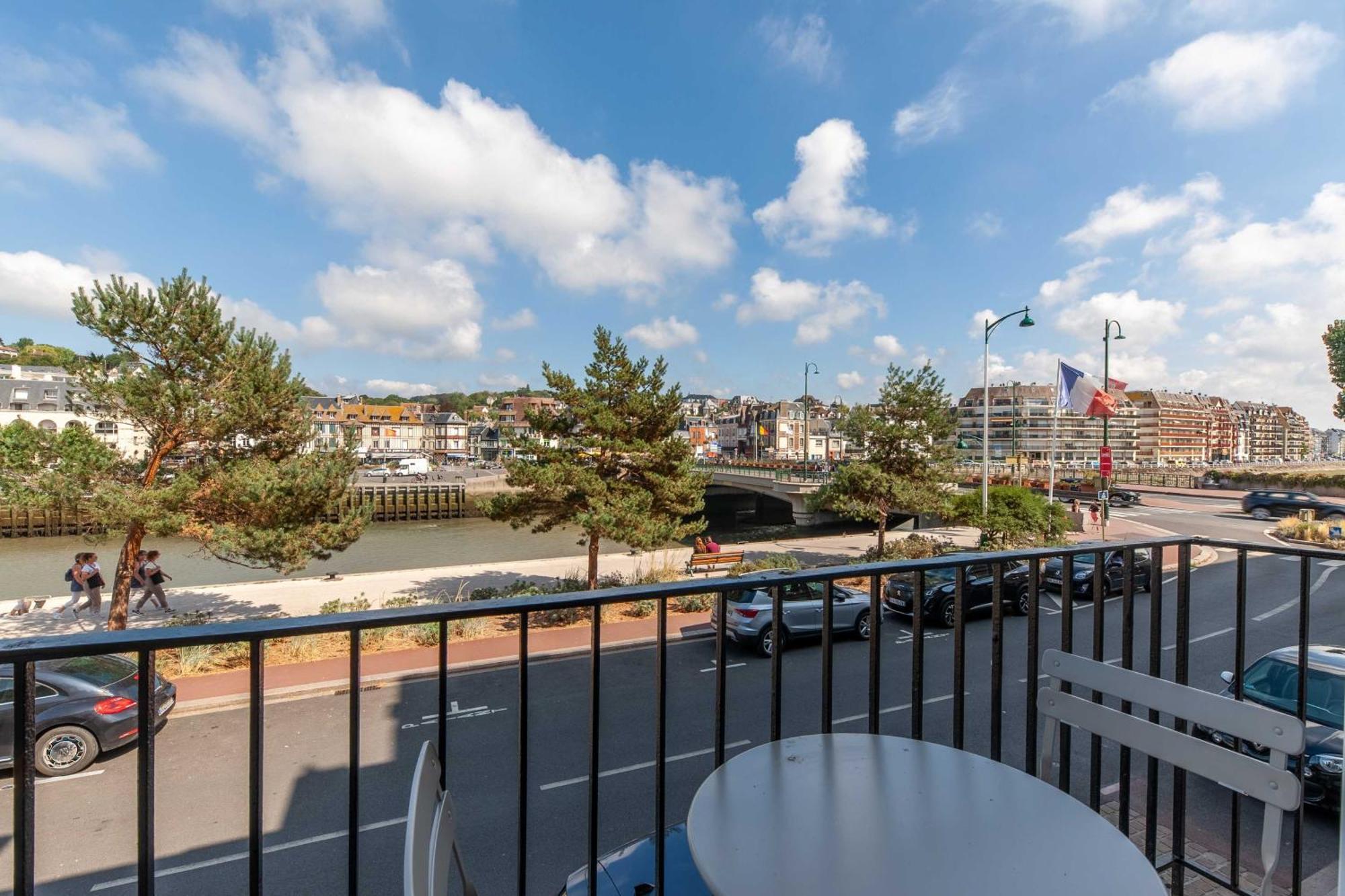 Studio Sleeps 4 With Terrace, 500M Place Morny Deauville Exteriör bild